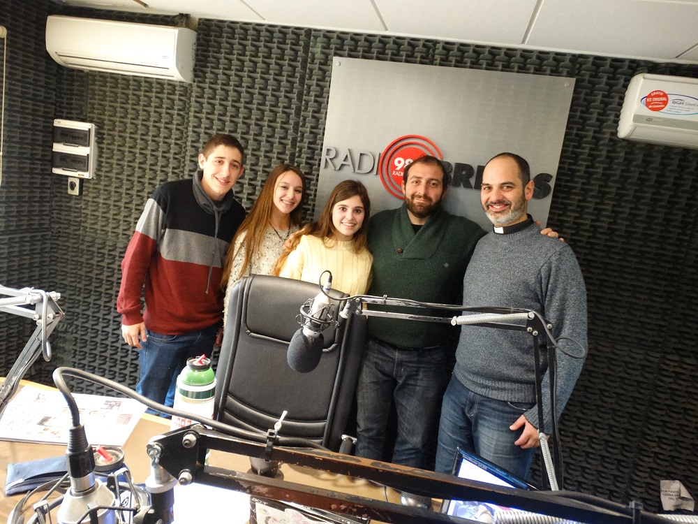 Integrantes de Centros de Estudiantes participaron de la «Escuela va a la Radio»