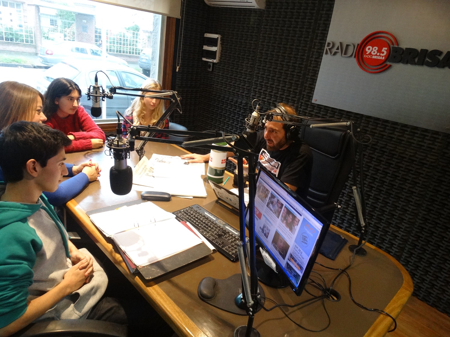 Alumnos de FASTA que participan en debates parlamentarios estuvieron en Radio Brisas