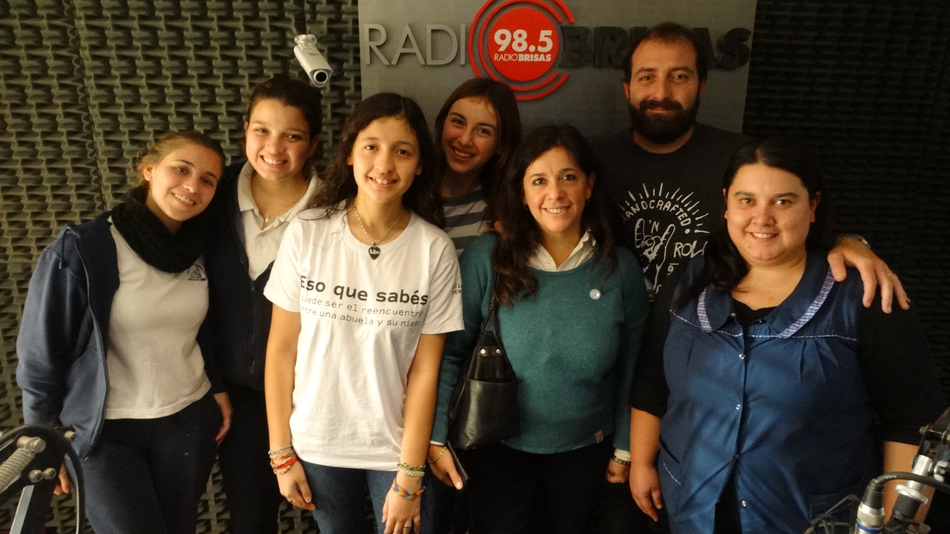 Presentaron en Radio Brisas el documental “Rezar, estudiar y amar”