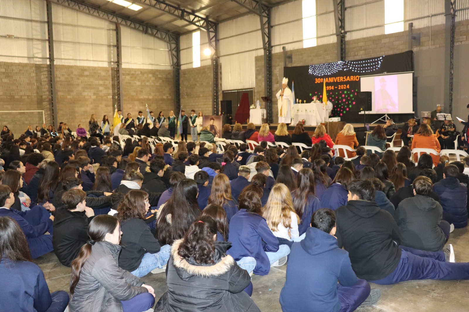 El secundario escuela Huinco Monseñor Enrique Rau celebró su 30° aniversario