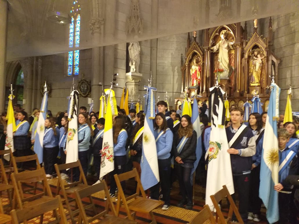 Abanderados y escoltas de colegios católicos participaron del Corpus Christi