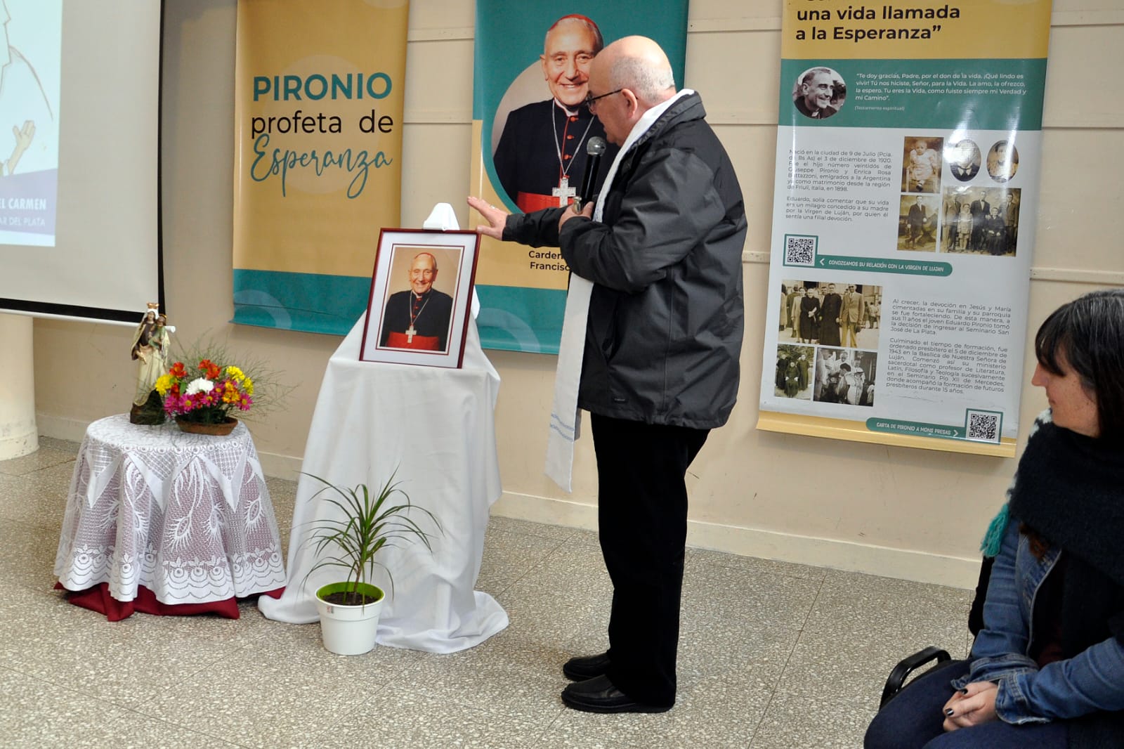 Se entronizó una imagen del Beato Eduardo Pironio en el oratorio del Colegio N. S. del Carmen