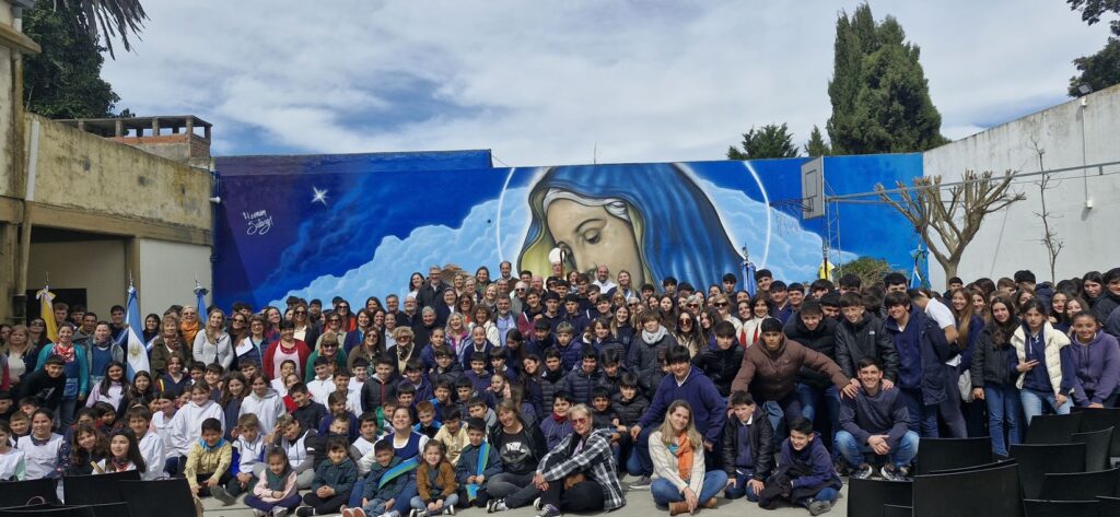 Se entronizó una reliquia del fundador de las hermanas fundadoras de la escuela San Miguel en Coronel Vidal