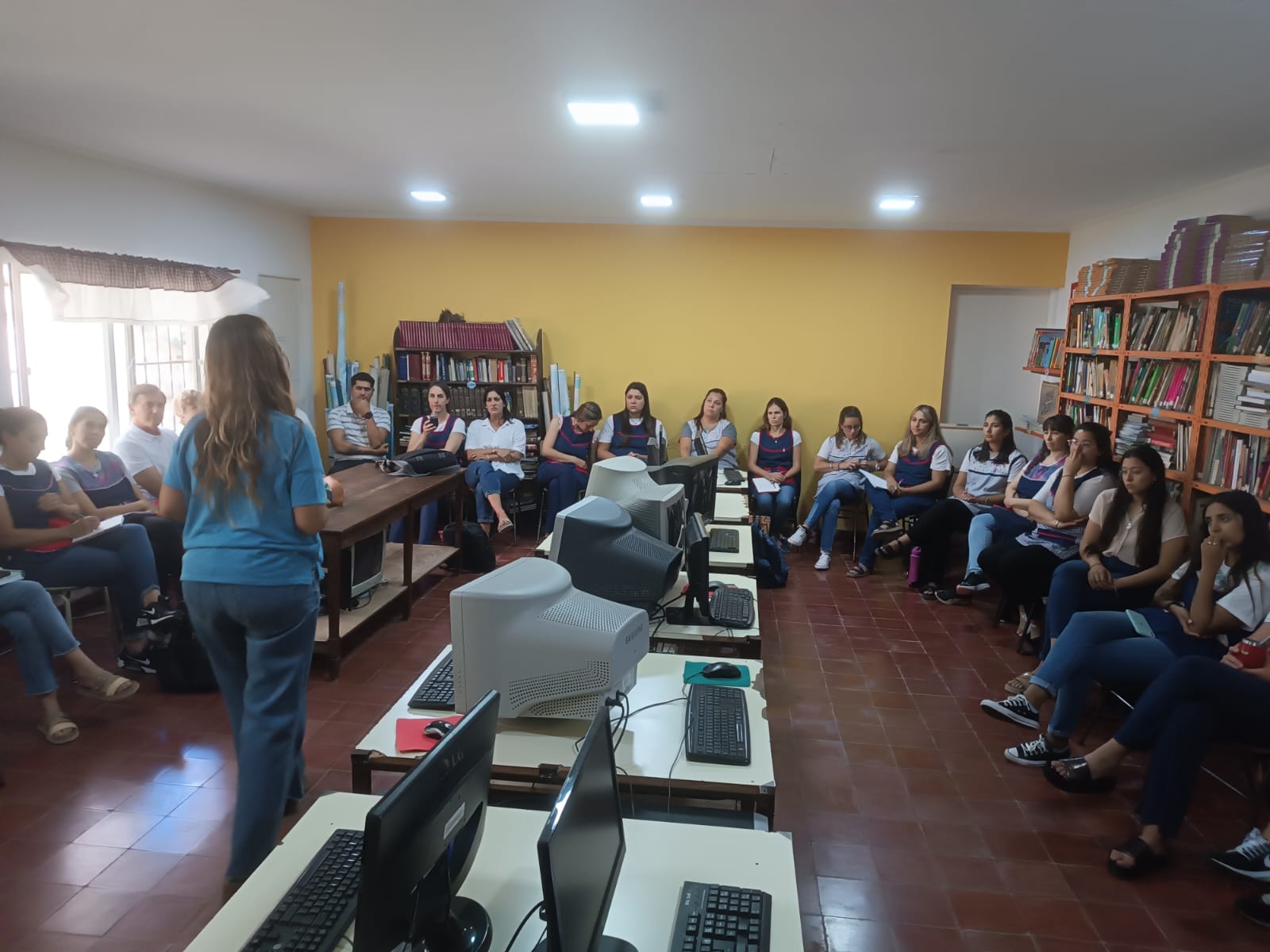 Charla sobre entornos protegidos en la escuela de Juan N. Fernández